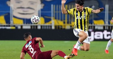 Fenerbahçe's Selim Ilgaz (R) and Hatayspor's Rayane Aabid compete for the ball during a Süper Lig match in Istanbul, Turkey, Sept. 21, 2020. (IHA Photo)