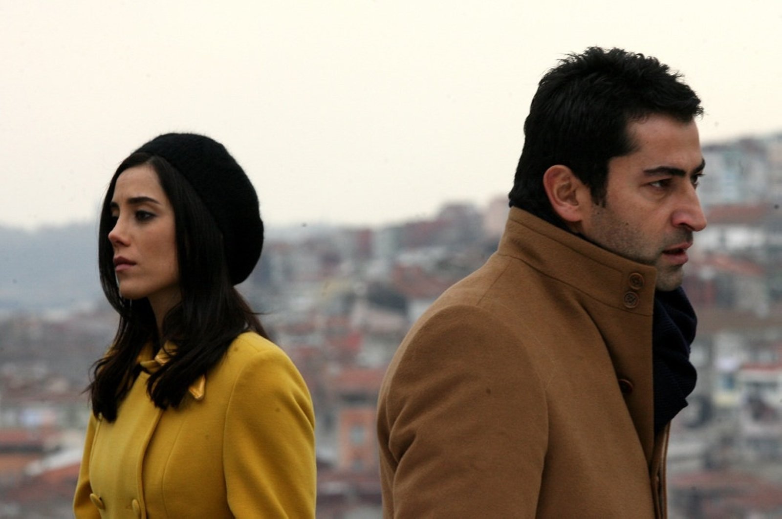 A scene showing Kenan İmirzalıoğlu and Cansu Dere, stars of the famous Turkish TV series "Ezel" that is broadcast in many countries worldwide. (Sabah File Photo)