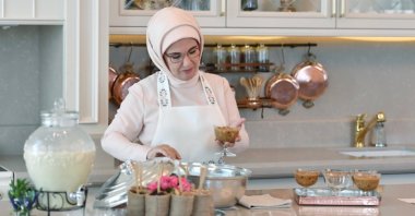 Emine Erdoğan poses with a pot of her ashura made with molasses instead of sugar. (Photo courtesy of Twitter / @EmineErdogan)