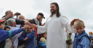 In this Aug. 28, 2009 file photo, "Vissarion the Teacher," or "Jesus of Siberia," Russian ex-traffic cop Sergei Torop meets with his followers in the remote village of Petropavlovka. (AFP Photo)