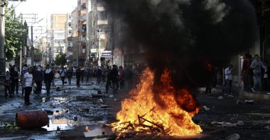 Violent pro-PKK demonstrators set the city's streets on fire during protests in Diyarbakır, southeastern Turkey, Oct. 7, 2014. (EPA Photo)