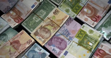 Turkish liras, euros and U.S. dollars are stacked at a currency exchange office in Istanbul, Turkey, June 8, 2015. (AP Photo)
