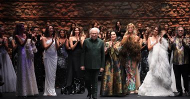 Yıldırım Mayruk (C) receives applause during his last fashion show in Istanbul, Turkey, Sept. 24, 2020. (DHA Photo)