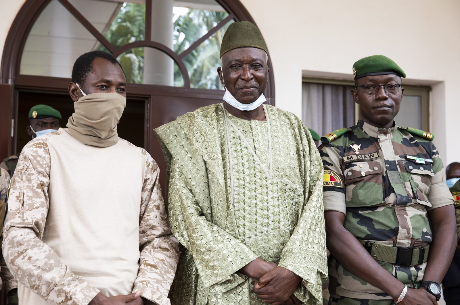 Mali junta leader and new transition vice president Col. Assimi Goita (L) with the new transition president, former defense minister Bah N'Daw (C), and Col. Malick Diaw (R) of the National Committee for the Salvation of the People (CNSP) pose for a photograph during a meeting with Economic Community Of West Africa (ECOWAS) in Bamako, Mali, Sept. 24, 2020. (EPA Photo)