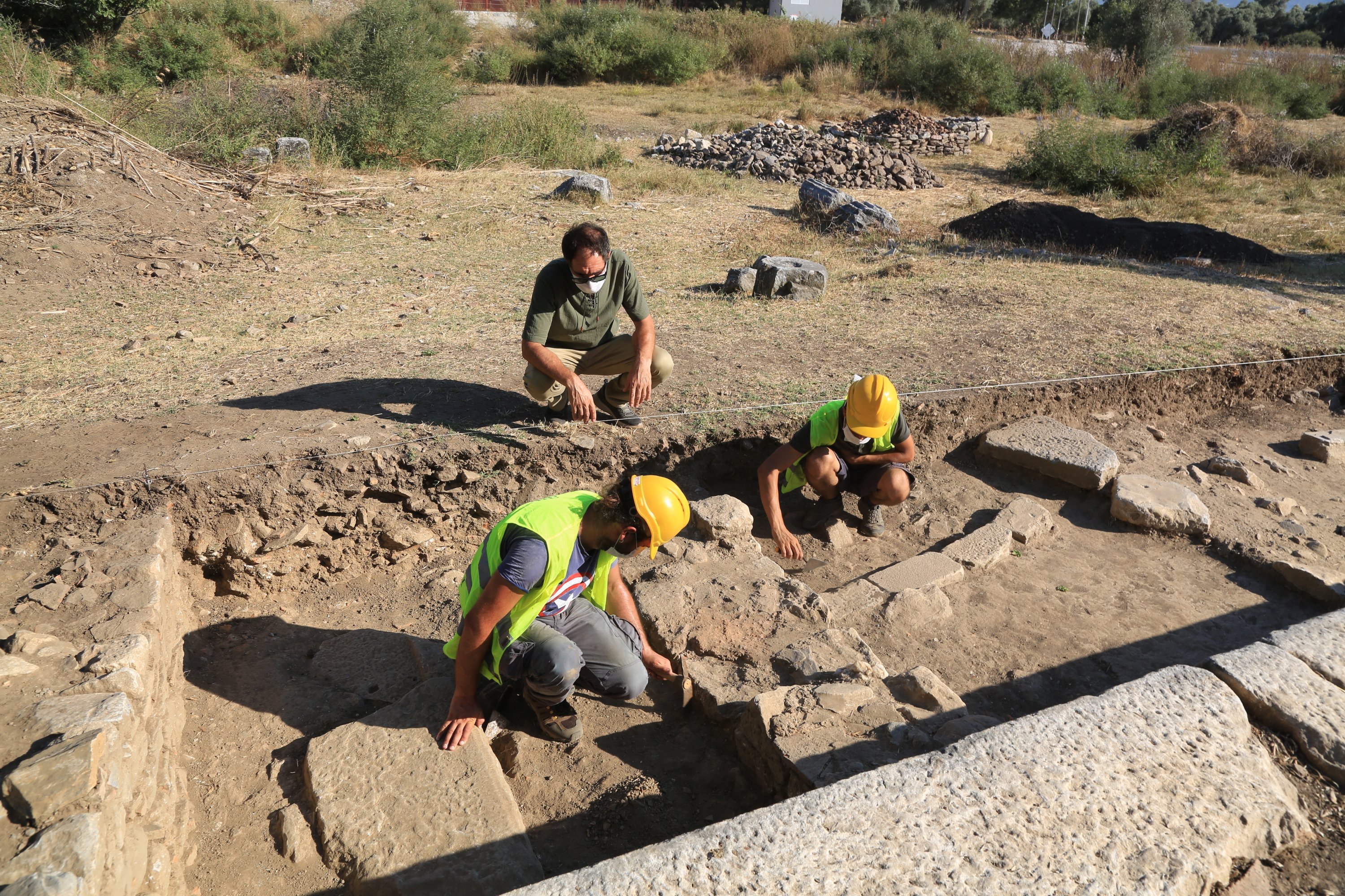 Archaeologists work on site at the ancient city of Euromos, Muğla, southwestern Turkey, Sept. 22, 2020. (AA PHOTO)