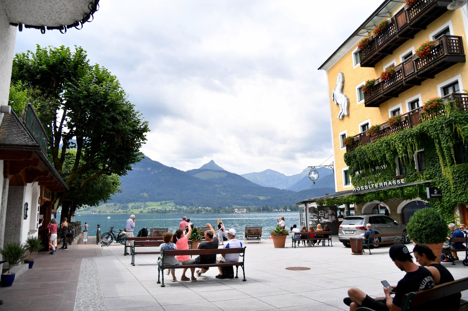 Holidaymakers are seen close to a pleasure boat embarkation point amid the coronavirus spread, at the banks of Wolfgangsee Lake in St. Wolfgang, Austria, July 24, 2020. (AFP Photo)