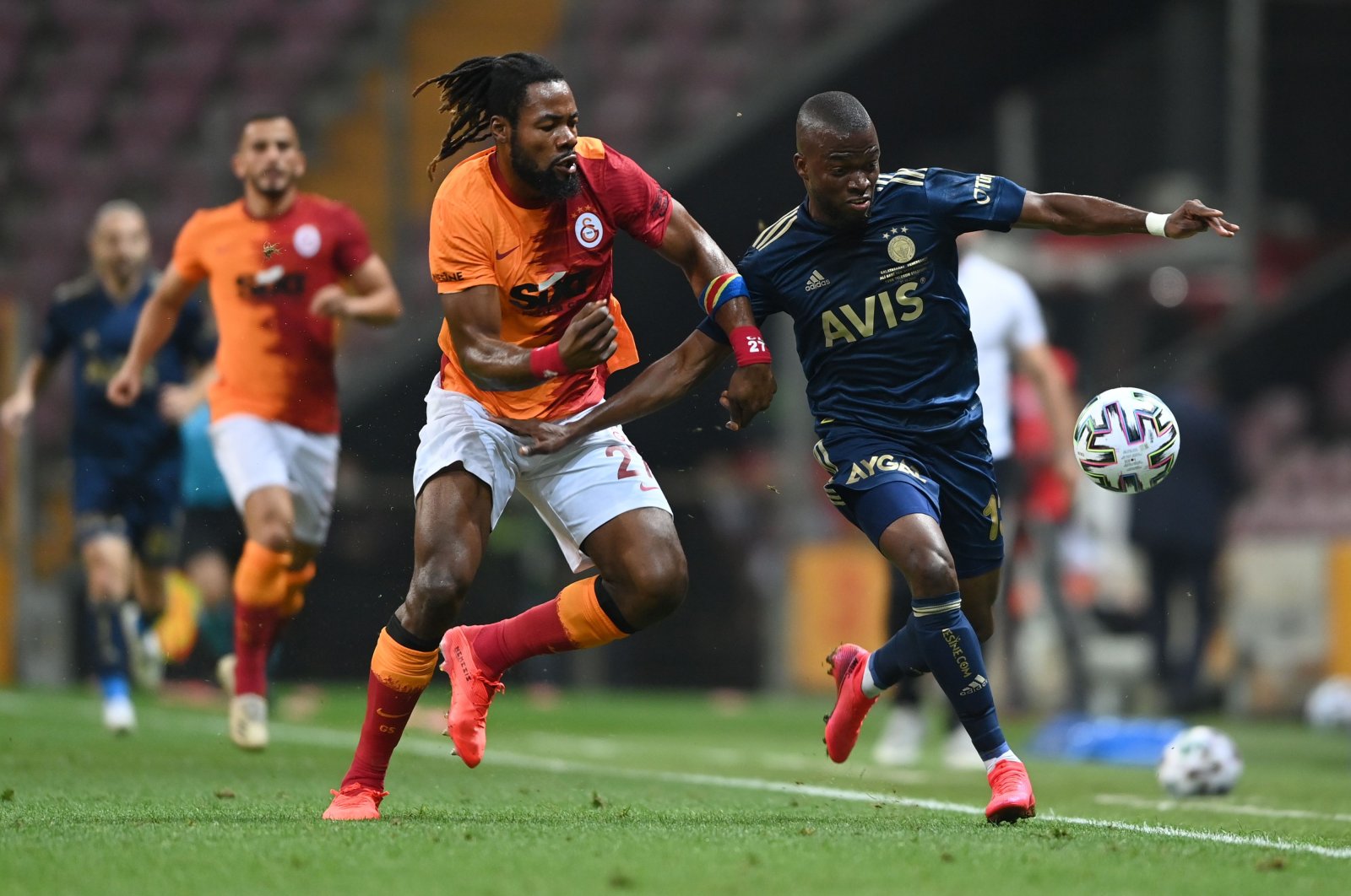 Fenerbahçe's Ecuadorian forward Enner Valencia (R) vies for the ball with Galatasaray's Congoloses defender Christian Luyindama during the Turkish Süper Lig football match between Galatasaray and Fenerbahçe at the Ali Sami Yen stadium in Istanbul on Sept. 27, 2020. (AFP Photo)