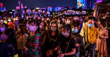 Passengers wearing facemasks as a preventive measure against the coronavirus wait to board a last century-style boat, featuring a theatrical drama set between the 1920s and 1930s in Wuhan, central Hubei province, China, Sept. 27, 2020. (AFP Photo)