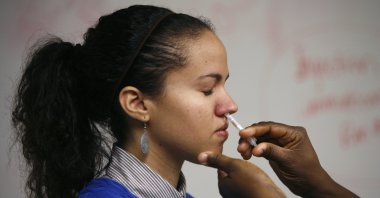 A student is given the H1N1 flu nasal spray vaccine at the Student Health Service clinic in Washington, Nov. 19, 2009.       (Reuters Photo)