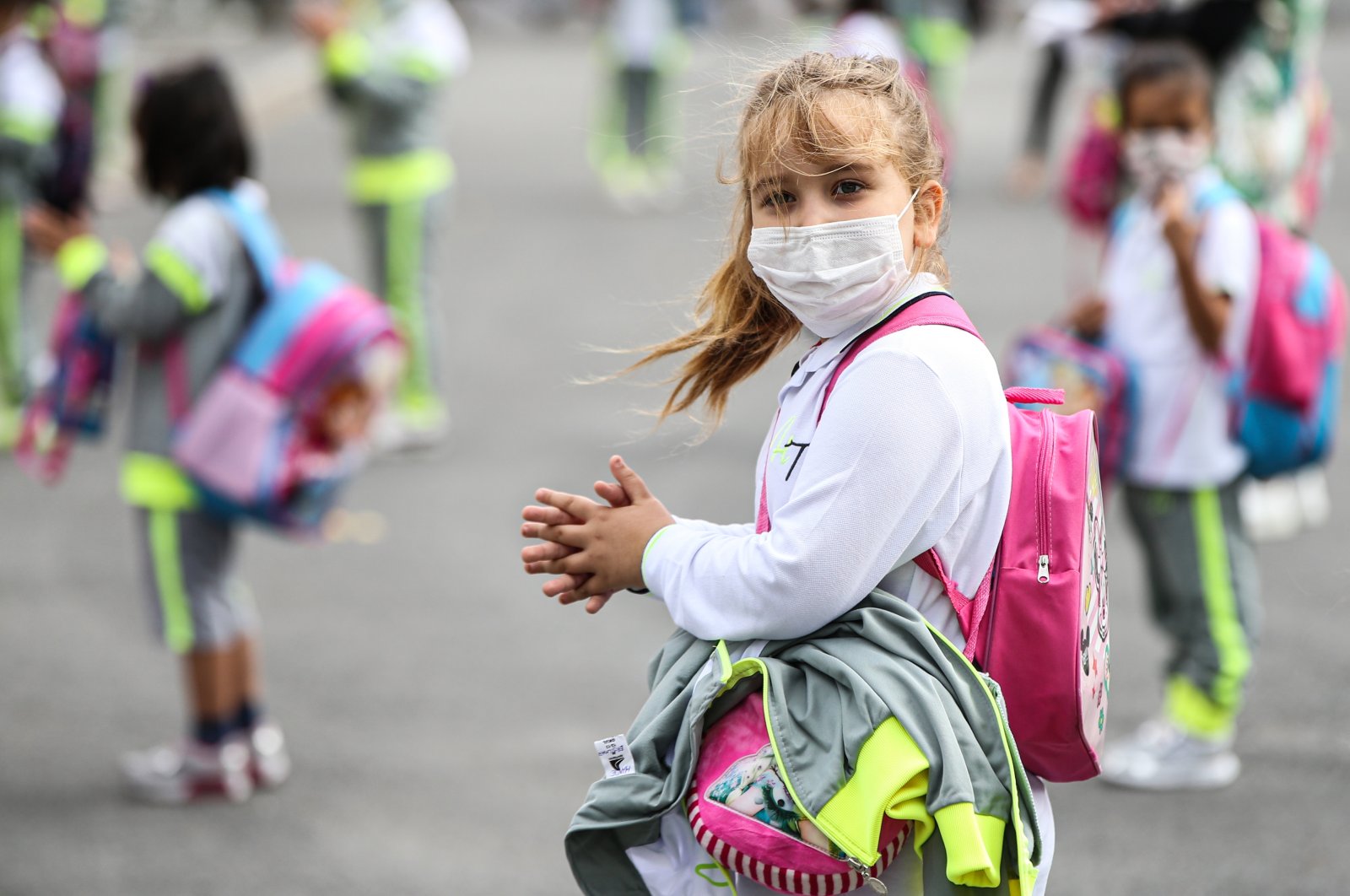 Children are required to wear masks at all times and keep their distance even when out on playgrounds at Haldun Taner Primary School, Beylikdüzü, Istanbul, Sept. 21, 2020. (AA Photo)
