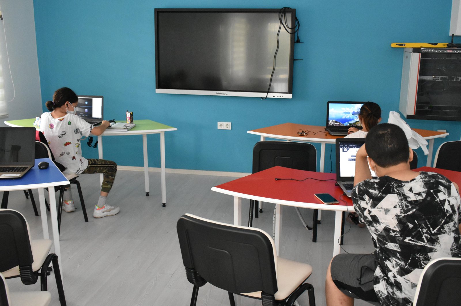 Students participate in online education at a municipality center in the Balçova district of western Izmir, Turkey, Sept. 28, 2020. (IHA Photo)