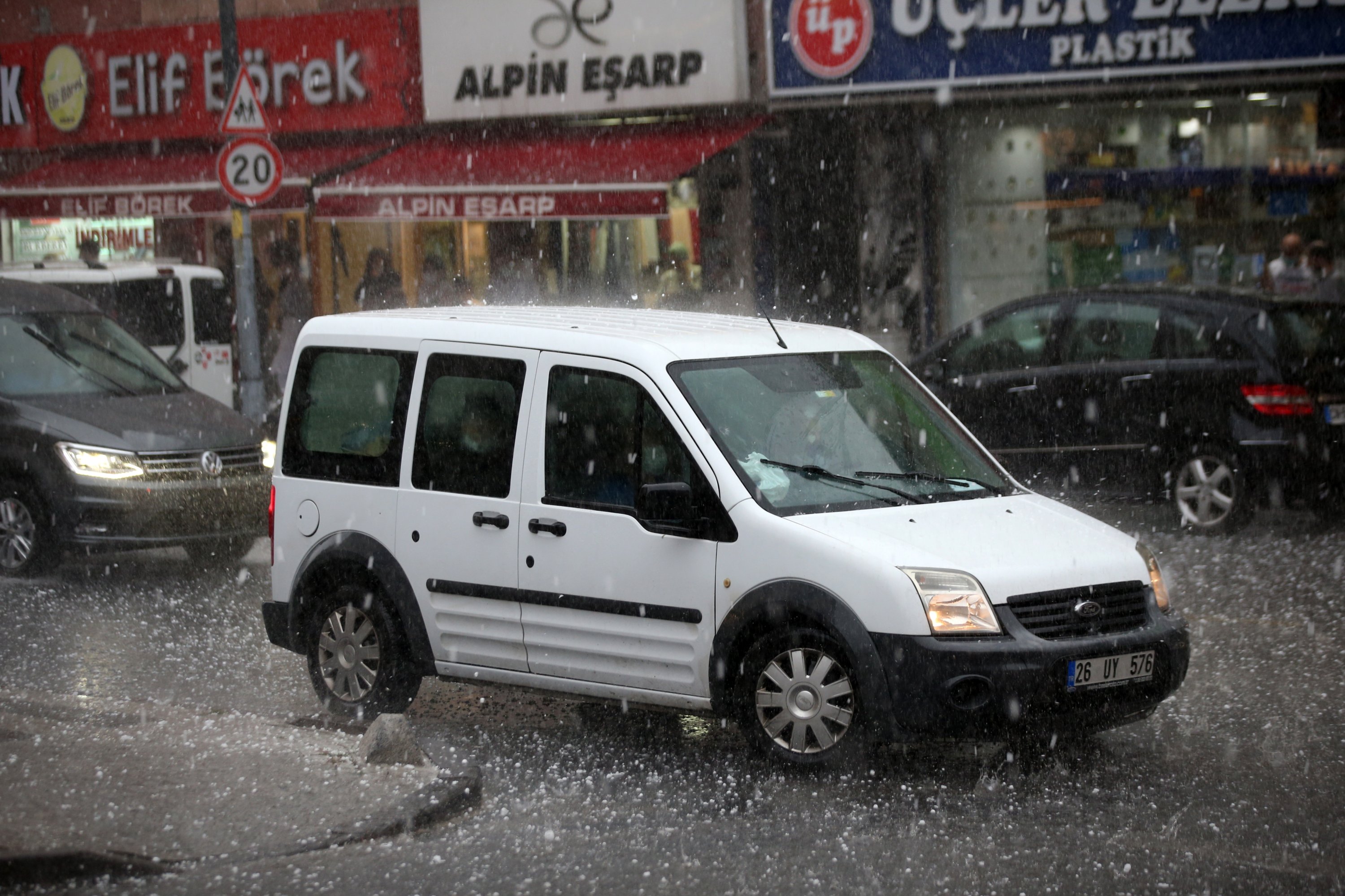 Një makinë lëviz në një rrugë gjatë breshërit, në rrethin Üsküdar të Stambollit, Turqi, 29 shtator, 2020. (Foto AA)