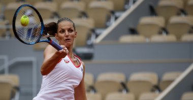 Karolina Pliskova returns the ball to Mayar Sherif during their French Open first round match, in Paris, France, Sept. 29, 2020. (AFP Photo)