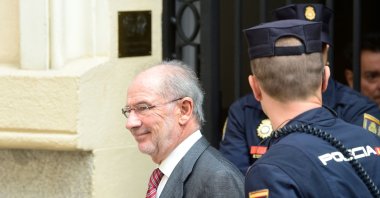 Former IMF head and former Spanish Economy minister Rodrigo Rato (L) smiles as he leaves his office, April 17, 2015. (AFP Photo)