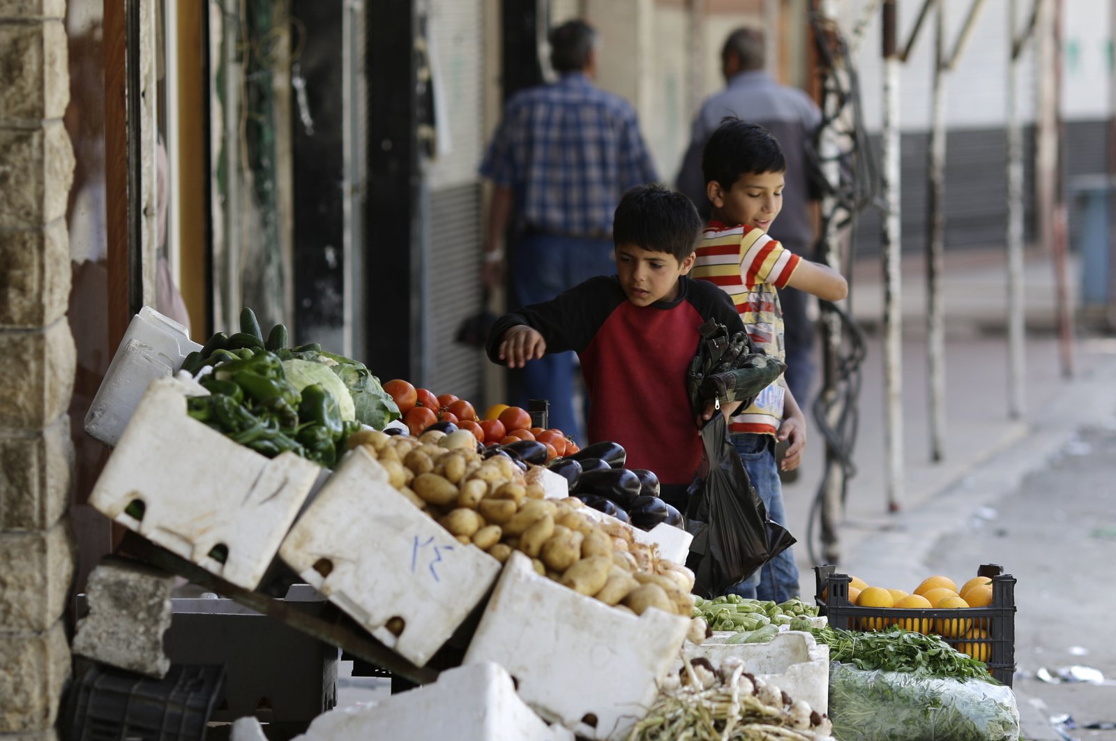 Syrian children buy vegetables in the town of Madaya in the Damascus countryside, Syria, May 18, 2017. (AP Photo)