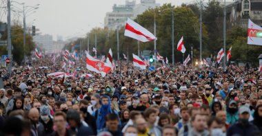 People attend an opposition rally to reject the presidential election results and to protest against the inauguration of Belarusian President Alexander Lukashenko in Minsk, Belarus, Sept. 27, 2020. (Reuters Photo)