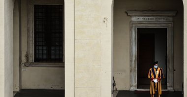 A Swiss Guard stands during a limited public audience by the pope at the San Damaso courtyard in The Vatican on Sept. 30, 2020. (AFP Photo)