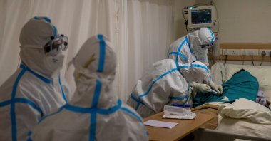 Medical workers treat a patient suffering from the coronavirus disease (COVID-19), at the intensive care unit of the Max Smart Super Speciality Hospital in New Delhi, India, Sept. 5, 2020. (Reuters Photo)