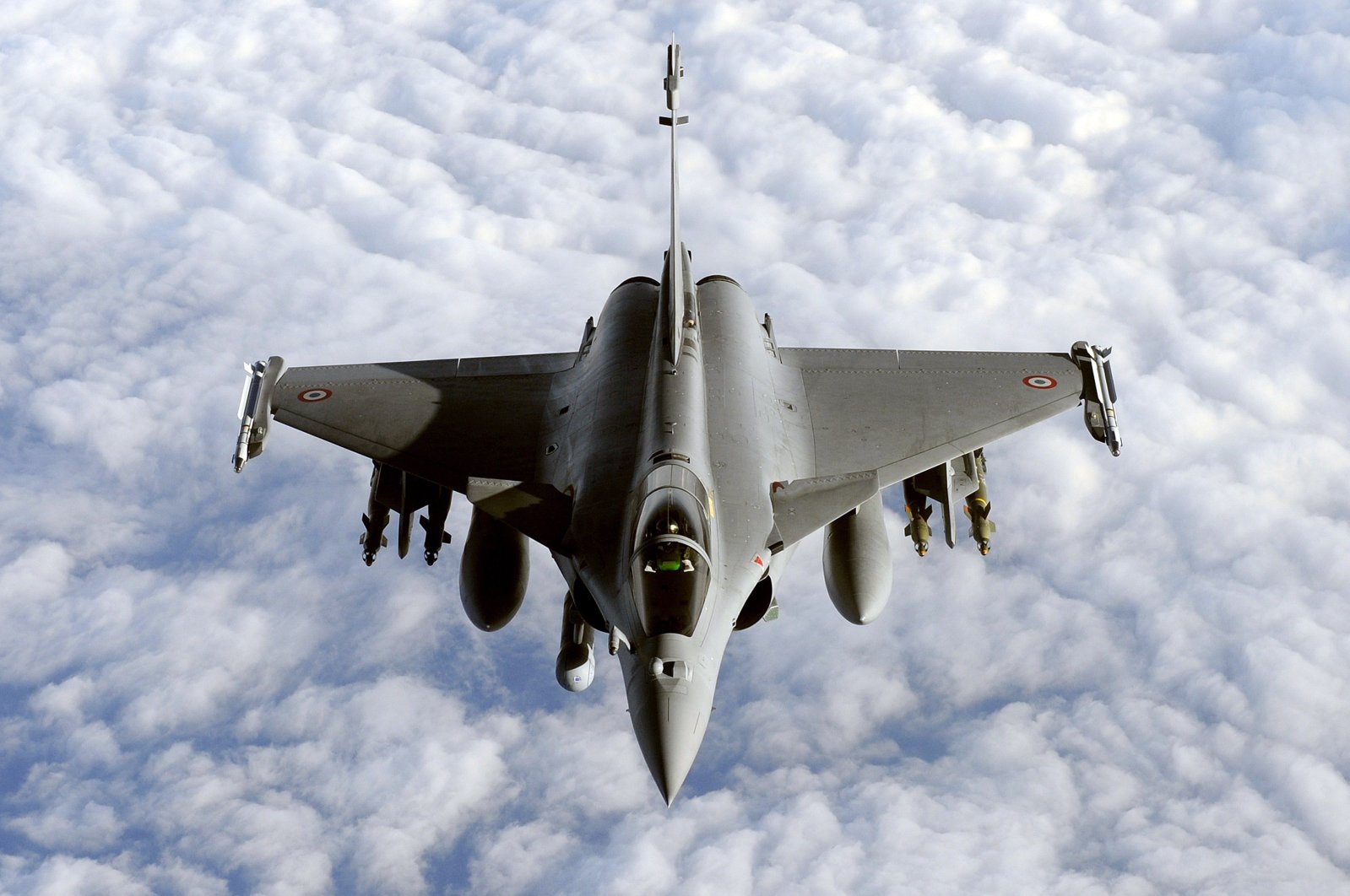 A French Rafale fighter jet from the Istres military air base approaches an airborne Boeing C-135 refueling tanker aircraft (not pictured) on March 30, 2011. (AFP Photo)