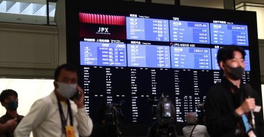 Journalists gather next to an information board inside the Tokyo Stock Exchange where trading was halted due to a glitch on the market in Tokyo, Oct. 1, 2020. (AFP Photo)