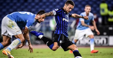 Atalanta's Alejandro Gomez (C) takes a shot during the Serie A match against Lazio, in Rome, Italy, Sept. 30, 2020. (AP Photo)