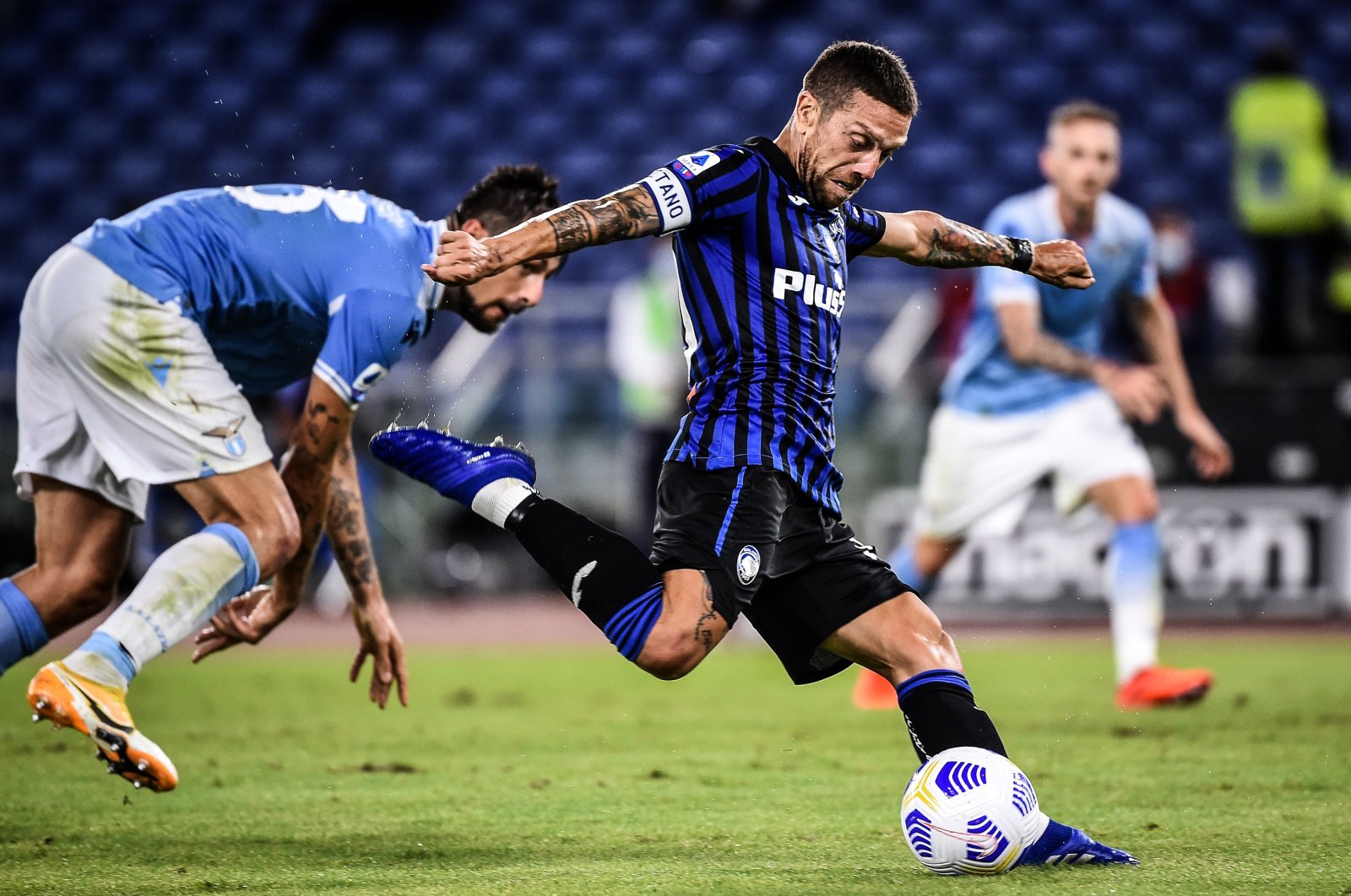 Atalanta's Alejandro Gomez (C) takes a shot during the Serie A match against Lazio, in Rome, Italy, Sept. 30, 2020. (AP Photo)