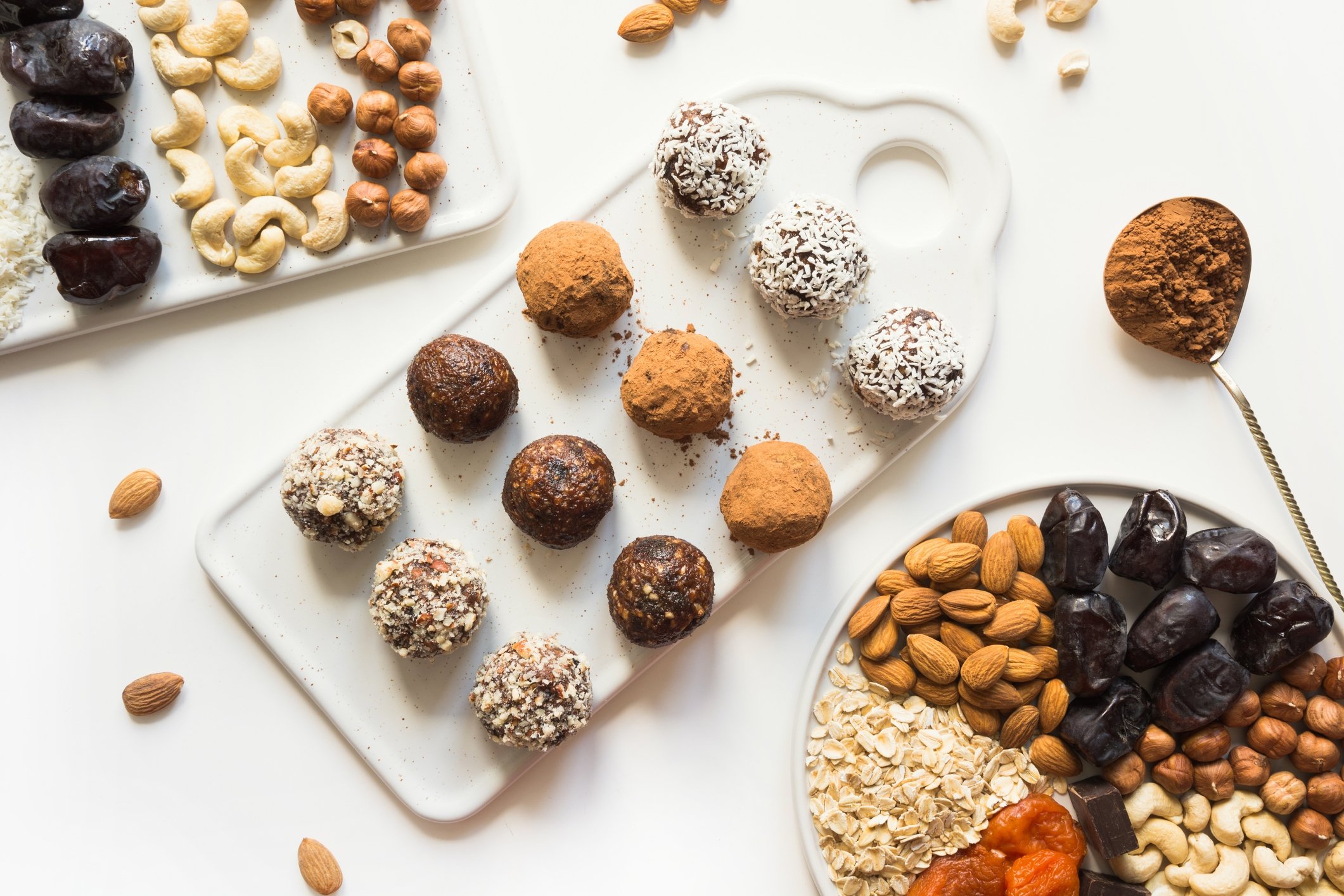 You can dip your date energy balls in cacao, cinnamon, nuts, coconut flakes or anything you like. (iStock Photo)
