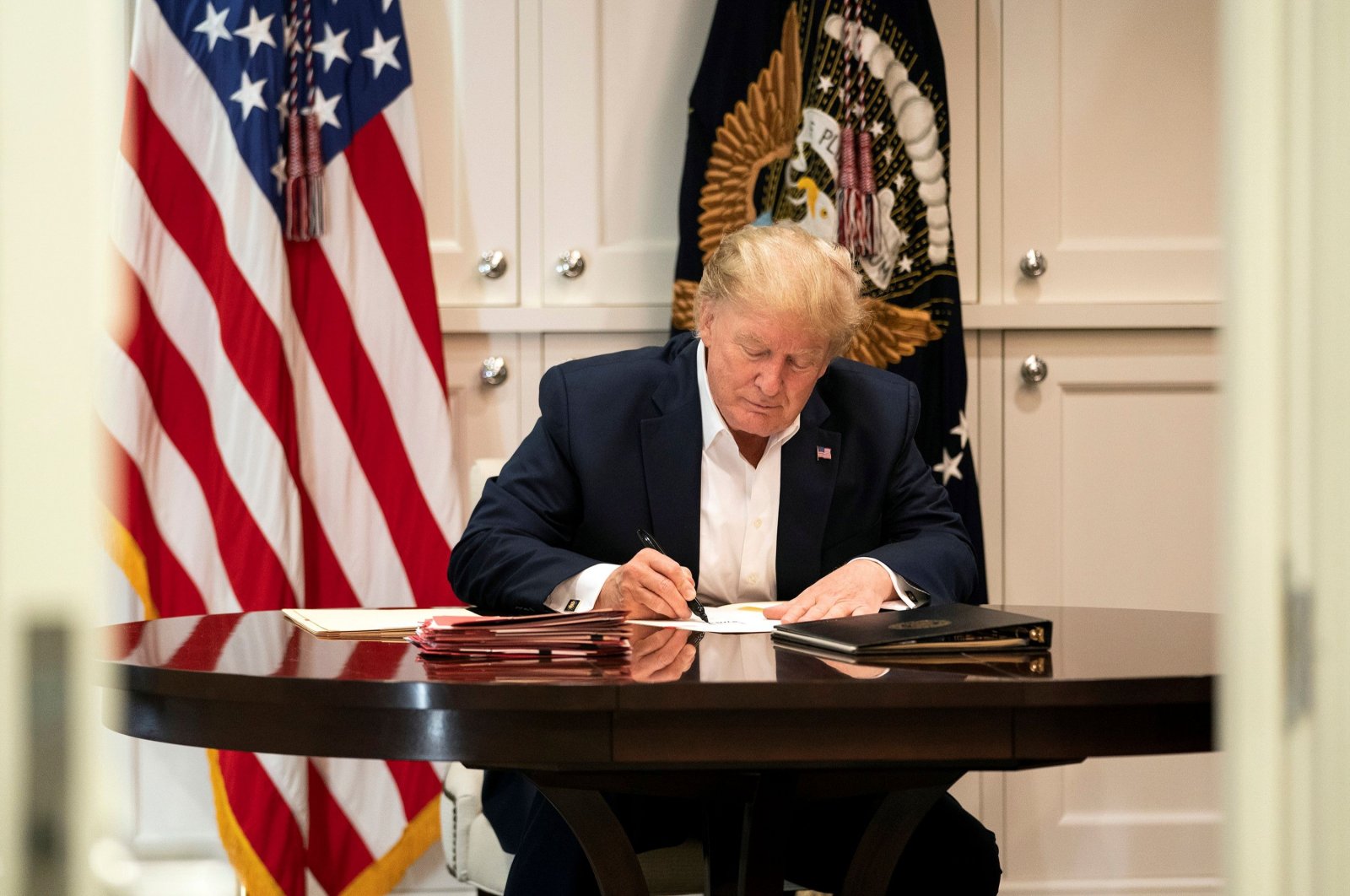 U.S. President Donald Trump working in the Presidential Suite at Walter Reed National Military Medical Center in Bethesda, Maryland, Oct. 3, 2020. (AFP Photo)