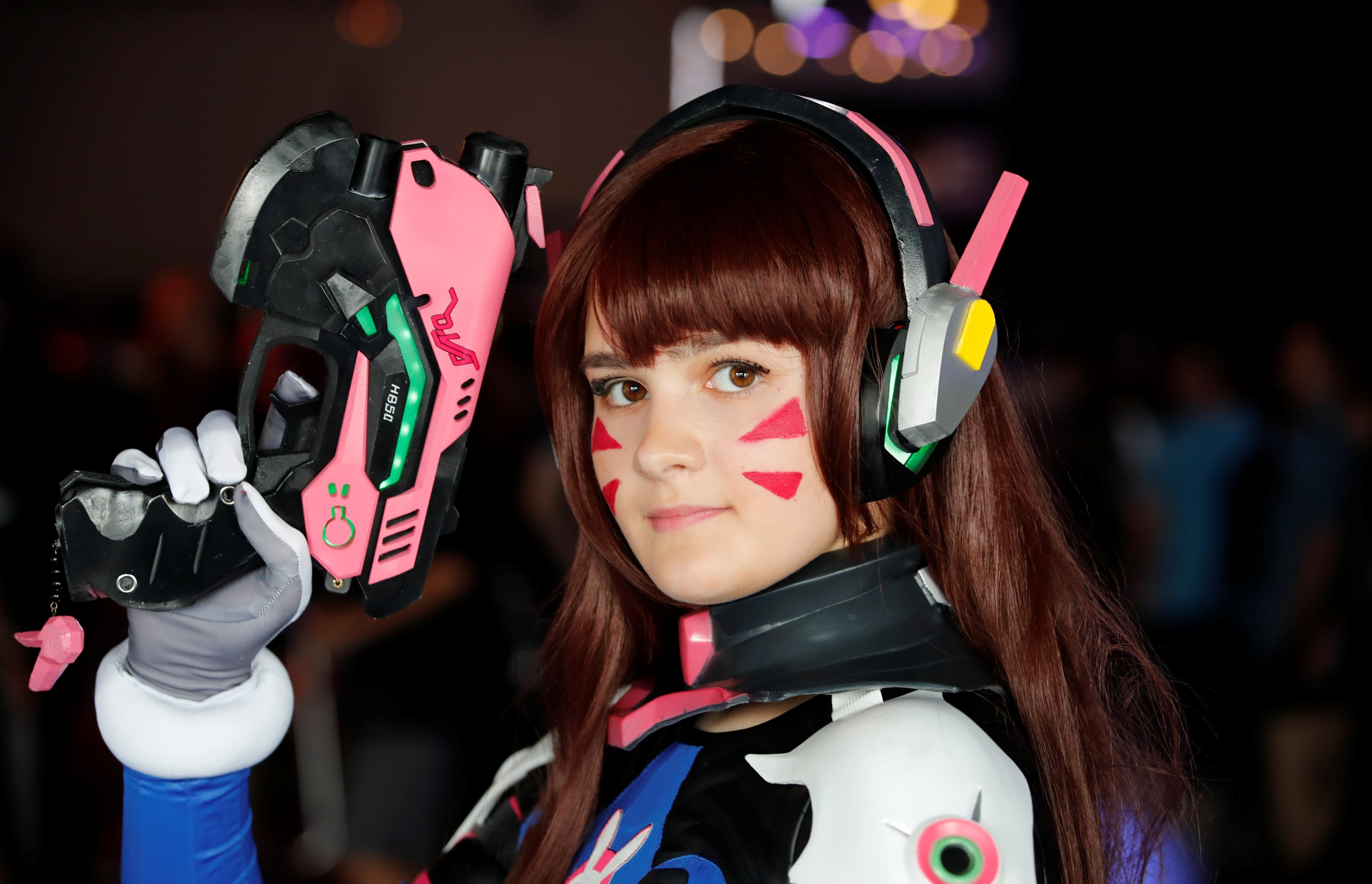 A cosplayer dressed as D.va, a tank hero in the first-person shooter video game Overwatch, poses during the world's largest computer games fair, Gamescom, in Cologne, Germany August 23, 2017. (REUTERS Photo)