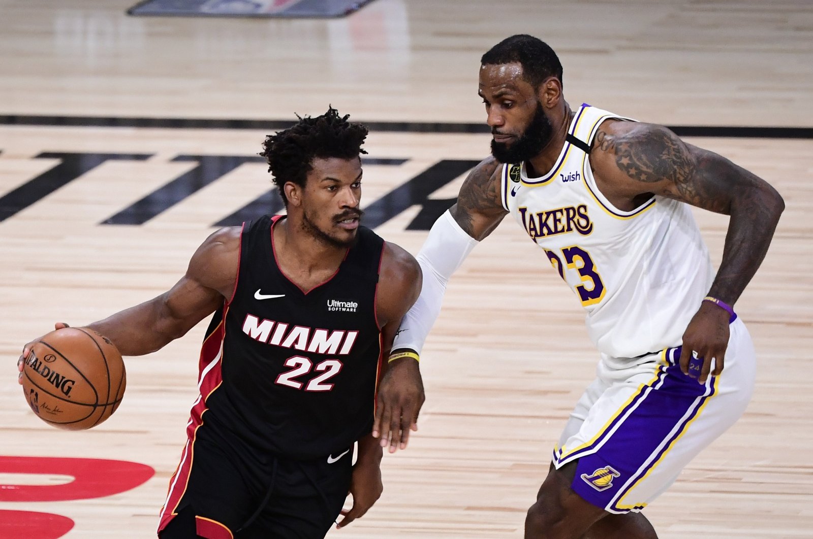 Miami Heats' Jimmy Butler (L) dribbles against Los Angeles Lakers' LeBron James during an NBA Finals game, in Lake Buena Vista, Florida, U.S., Oct. 4, 2020. (AFP Photo)
