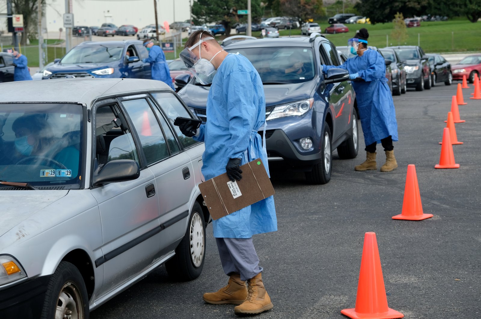 People line up in their vehicles to undergo COVID-19 tests, Milwaukee, Wisconsin, U.S., Oct. 2, 2020. (REUTERS Photo)