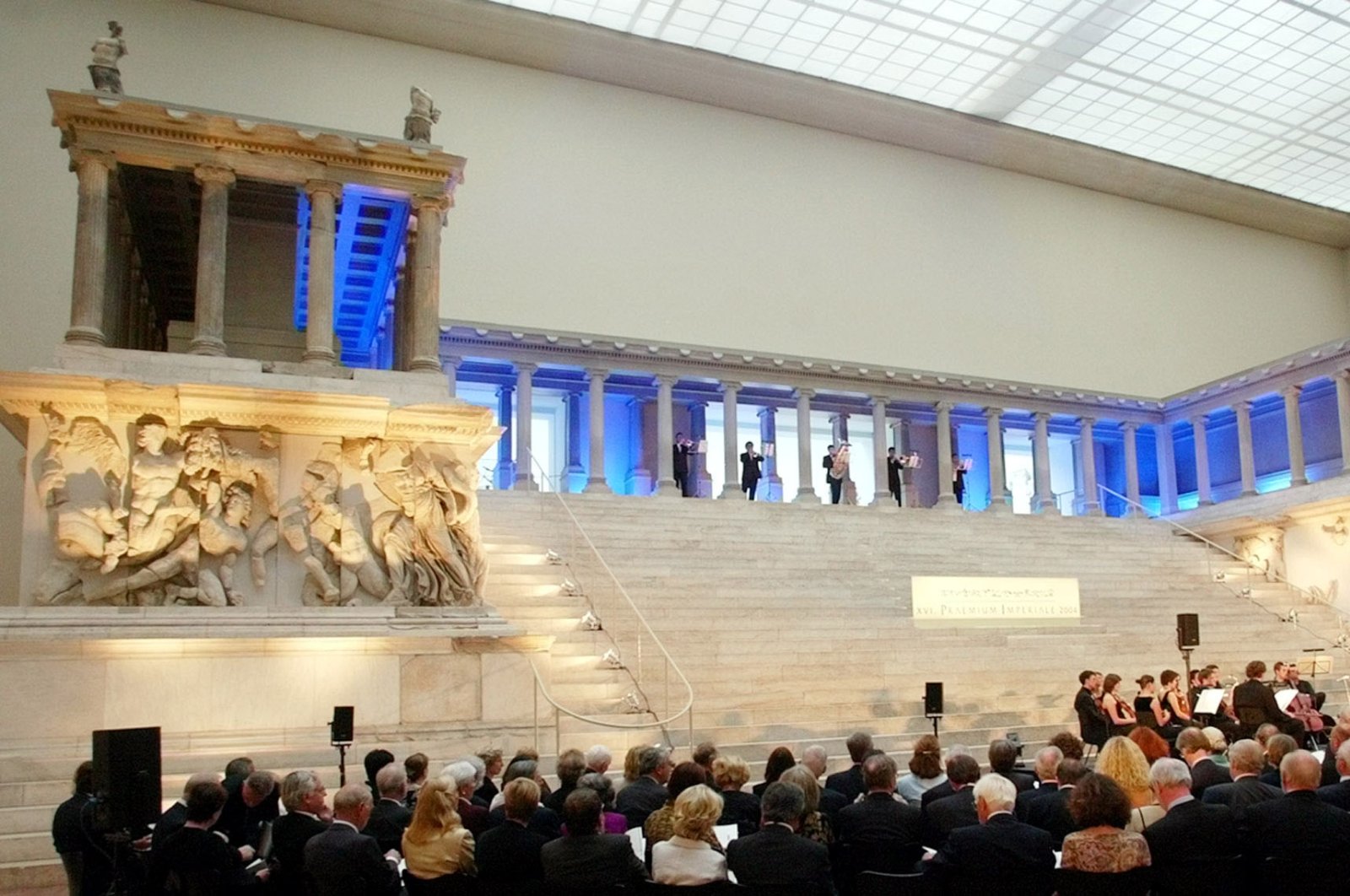 The world-famous Pergamon Altar is pictured during the "Praemium Imperiale" celebration hosted by the Japanese organization "Nobel Prize for the Arts," in the Berlin Pergamon Museum, Germany, June 8, 2004. (AP PHOTO)