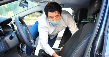 Alparslan Tosun shows the spot where he found the utility knife, in Manisa, western Turkey, Oct. 6, 2020. (DHA Photo)