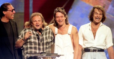 Members of the band Van Halen (L-R) Alex Van Halen, Michael Anthony, Eddie Van Halen are reunited with former lead singer David Lee Roth (R) on stage at the 1996 MTV Video Music Awards in New York on September 4. (Reuters Photo)