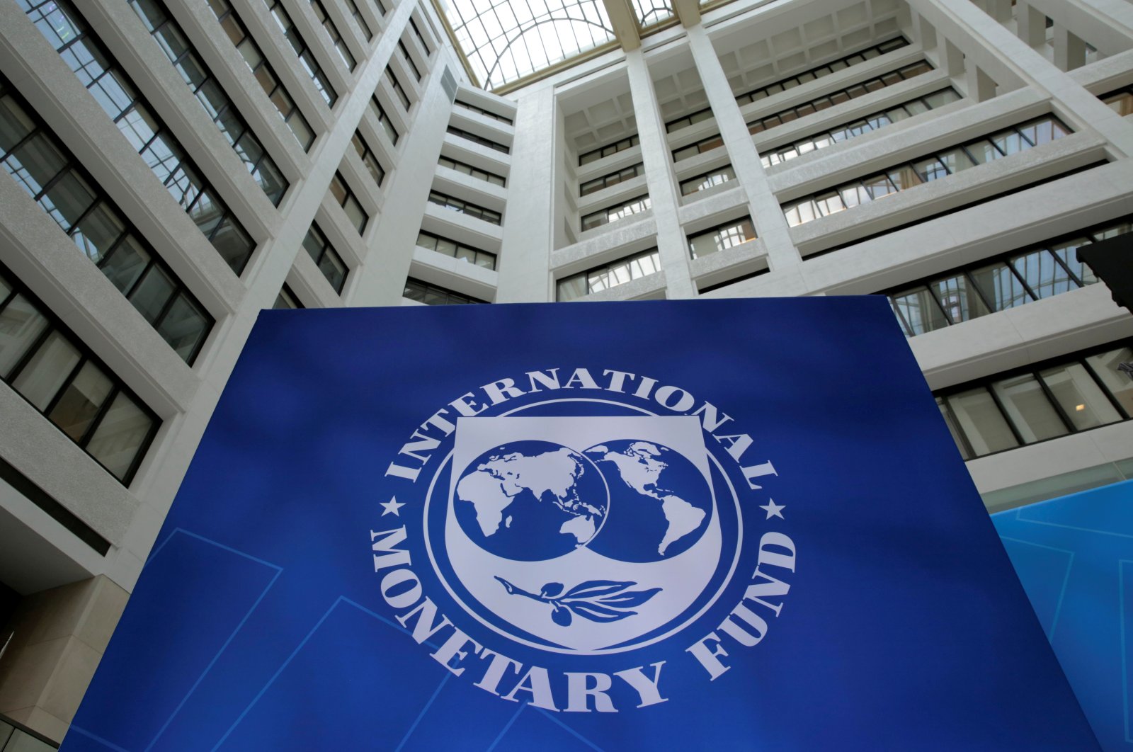 The International Monetary Fund logo is seen during the IMF/World Bank spring meetings in Washington, D.C., U.S., April 21, 2017. (Reuters Photo)