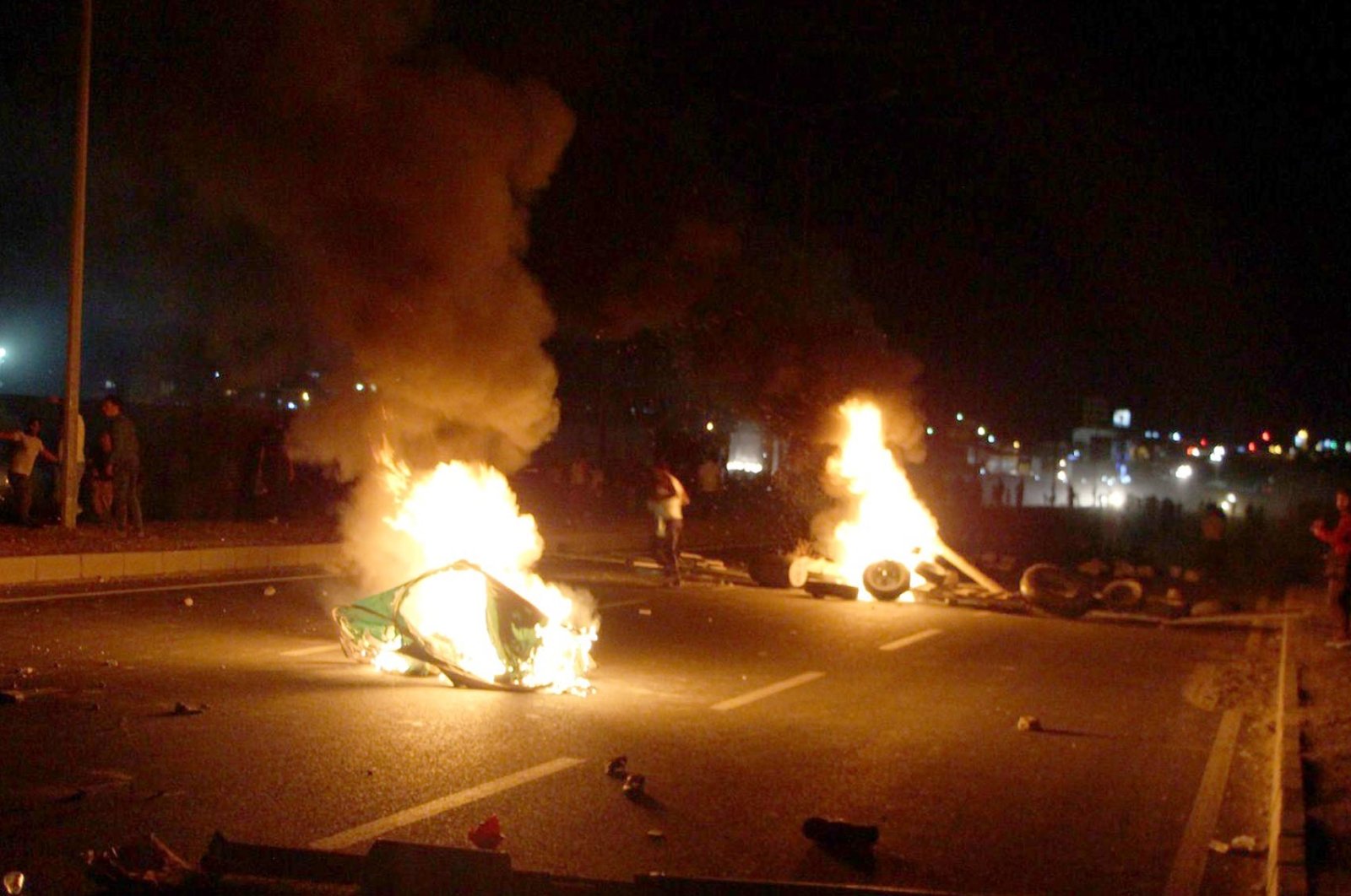 PKK sympathizers burn down vehicles in southeastern Mardin province, Oct. 7, 2014. (DHA)