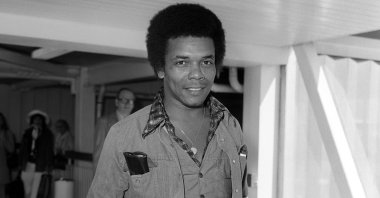 American singer Johnny Nash arrives at Heathrow Airport in London, Britain, after a flight from the U.S. in 1975. (Reuters Photo)