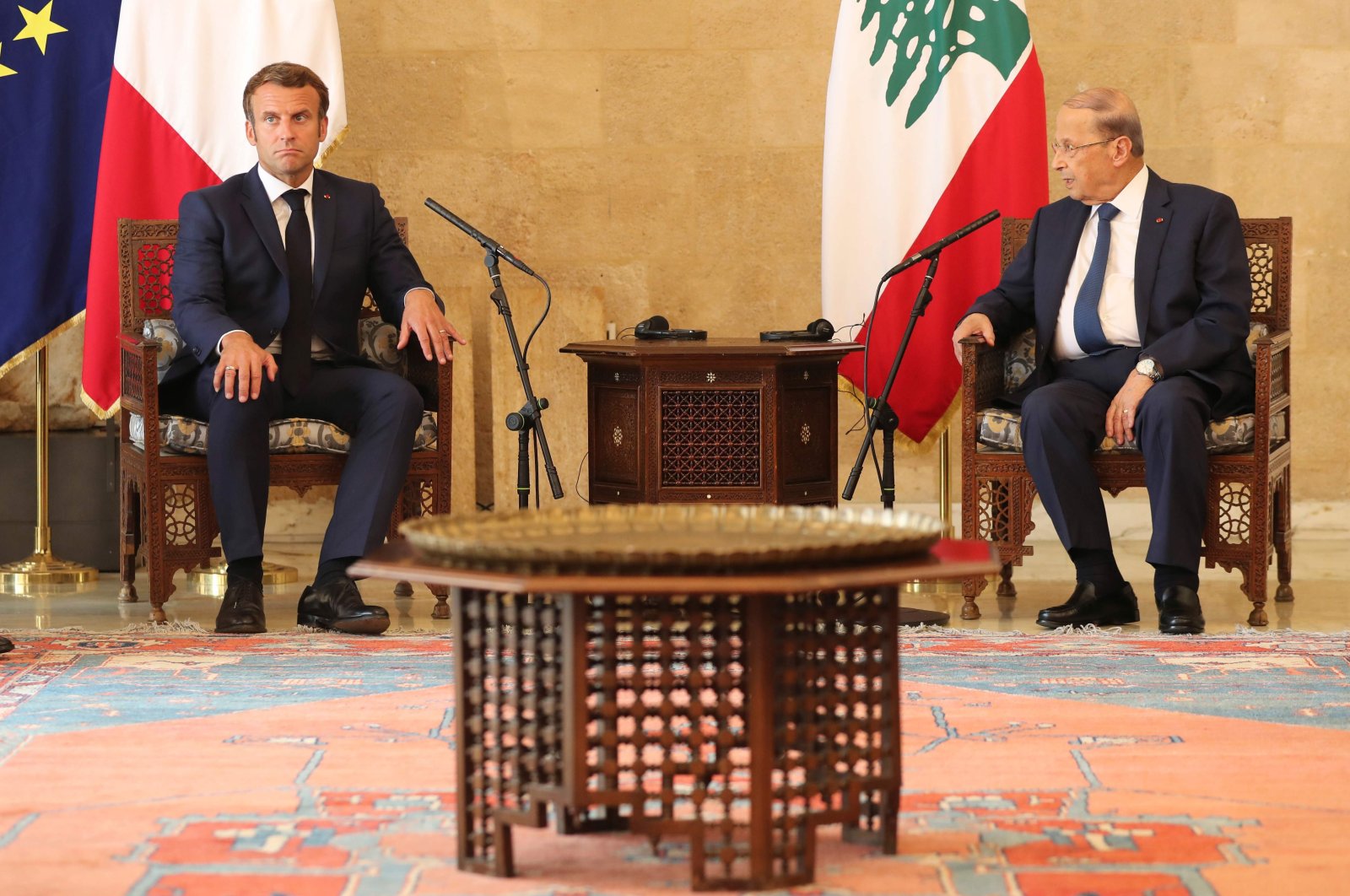 French President Emmanuel Macron (L) meets with Lebanese President Michel Aoun upon his arrival at Beirut airport, Aug. 6, 2020. (AFP Photo)