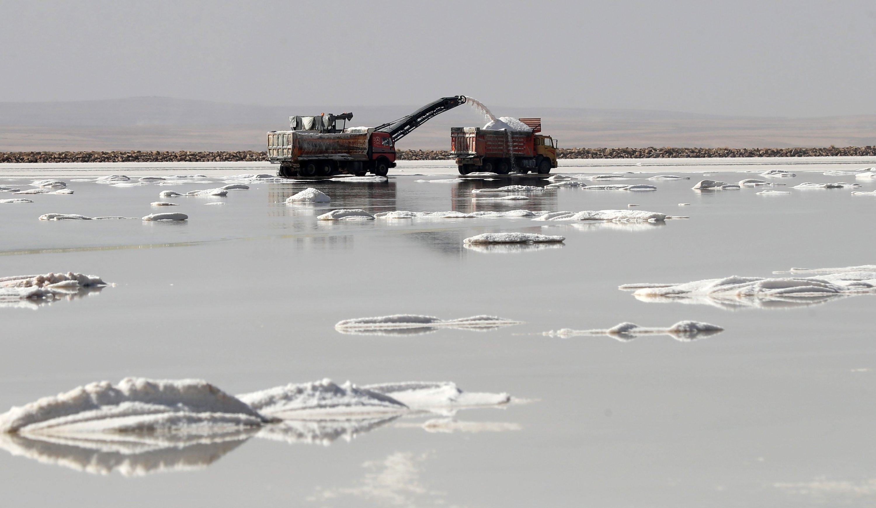 Как добывают соду. Солевые озера Казахстан. Соленое озеро туз в Турции. Добыча соли. Добыча соли из озера.