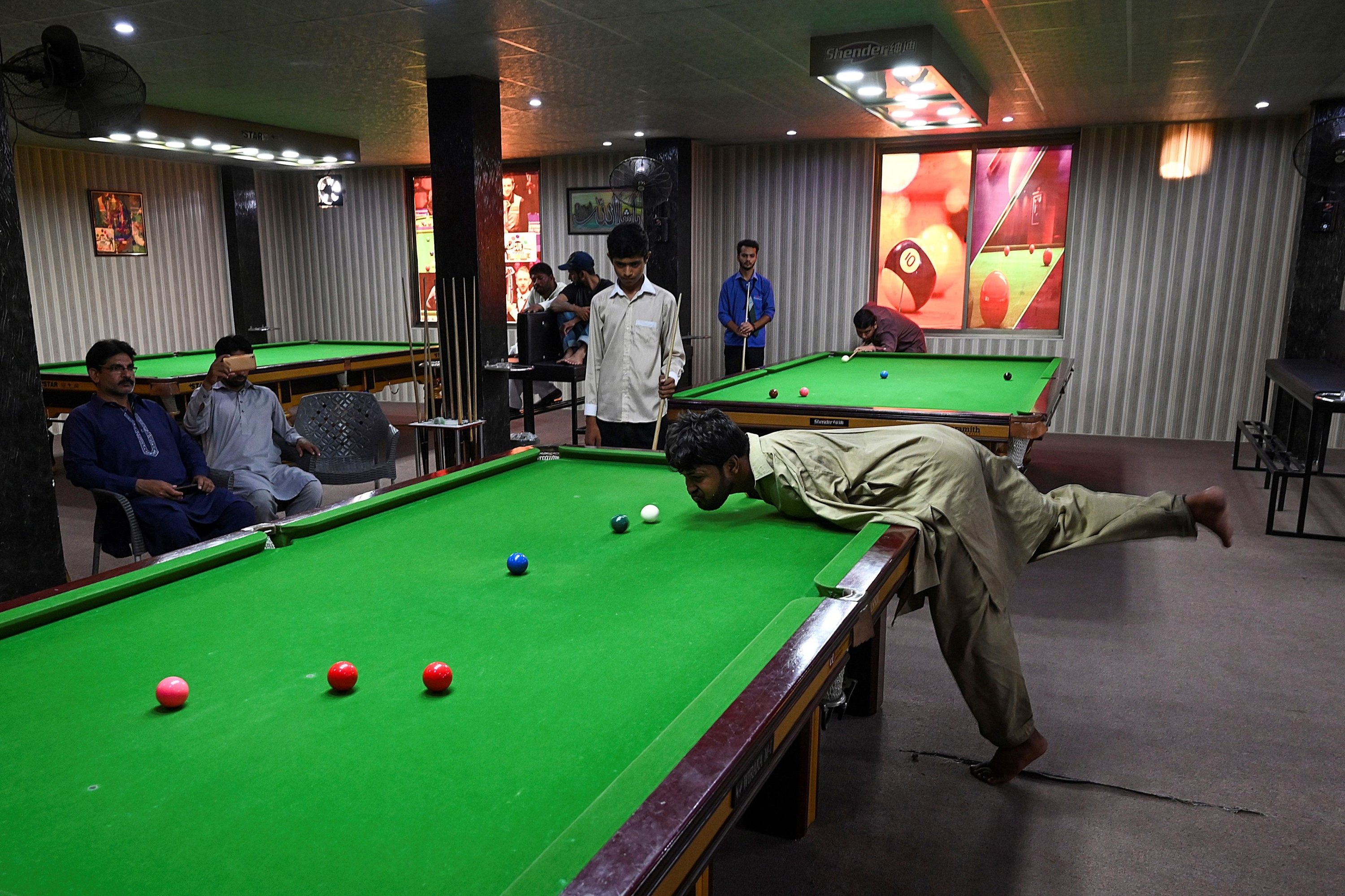 Born without arms, Pakistani snooker player masters the game Daily Sabah