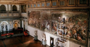 In front of Giorgio Vasari's fresco "The Battle of Marciano," which hangs in the Palazzo Vecchio, Italian art expert Maurizio Seracini used radar and X-ray to detect "The Battle of Anghiari," hidden behind this fresco, on Nov. 19, 2009. (REUTERS PHOTO)