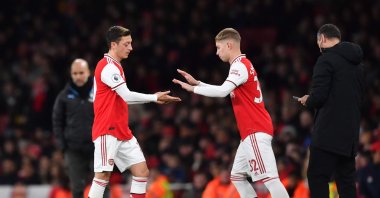 Mesut Özil (L) is substituted for Emile Smith Rowe during a match in London, Dec. 15, 2019. (AFP Photo) 