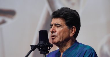 Iran's legendary singer, instrumentalist, and composer Mohammad-Reza Shajarian singing before a microphone in the capital Tehran, Oct. 20, 2008. (AFP Photo)