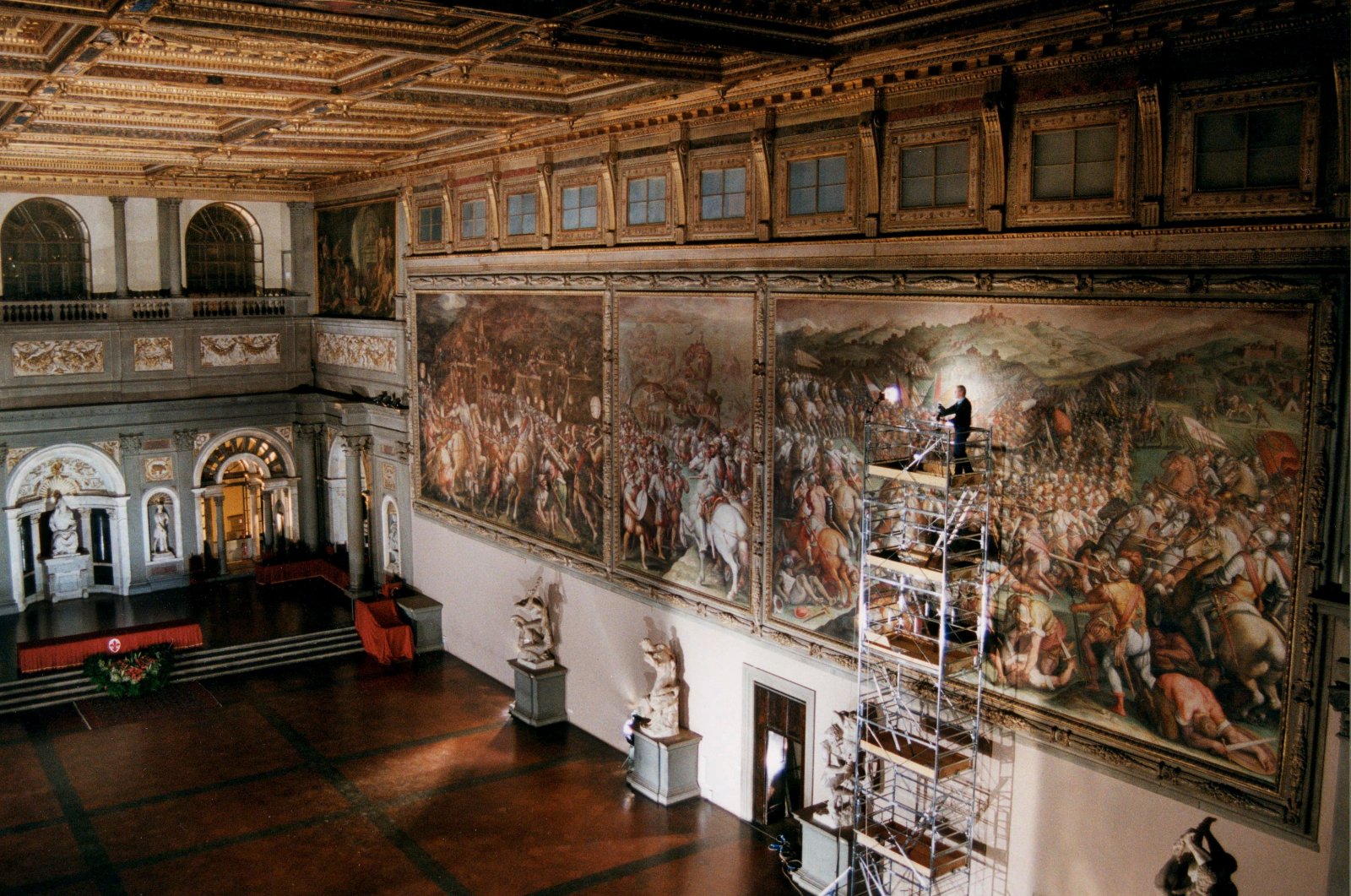 In front of Giorgio Vasari's fresco "The Battle of Marciano," which hangs in the Palazzo Vecchio, Italian art expert Maurizio Seracini used radar and X-ray to detect "The Battle of Anghiari," hidden behind this fresco, on Nov. 19, 2009. (REUTERS PHOTO)