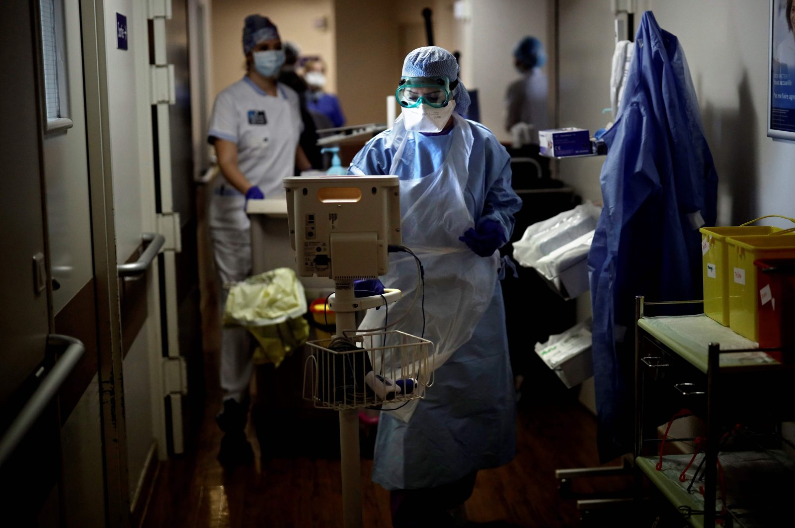 Nurses tend to patients infected with COVID-19 at the intensive care unit of Peupliers Hospital in Paris, France, April 7, 2020. (AFP Photo)