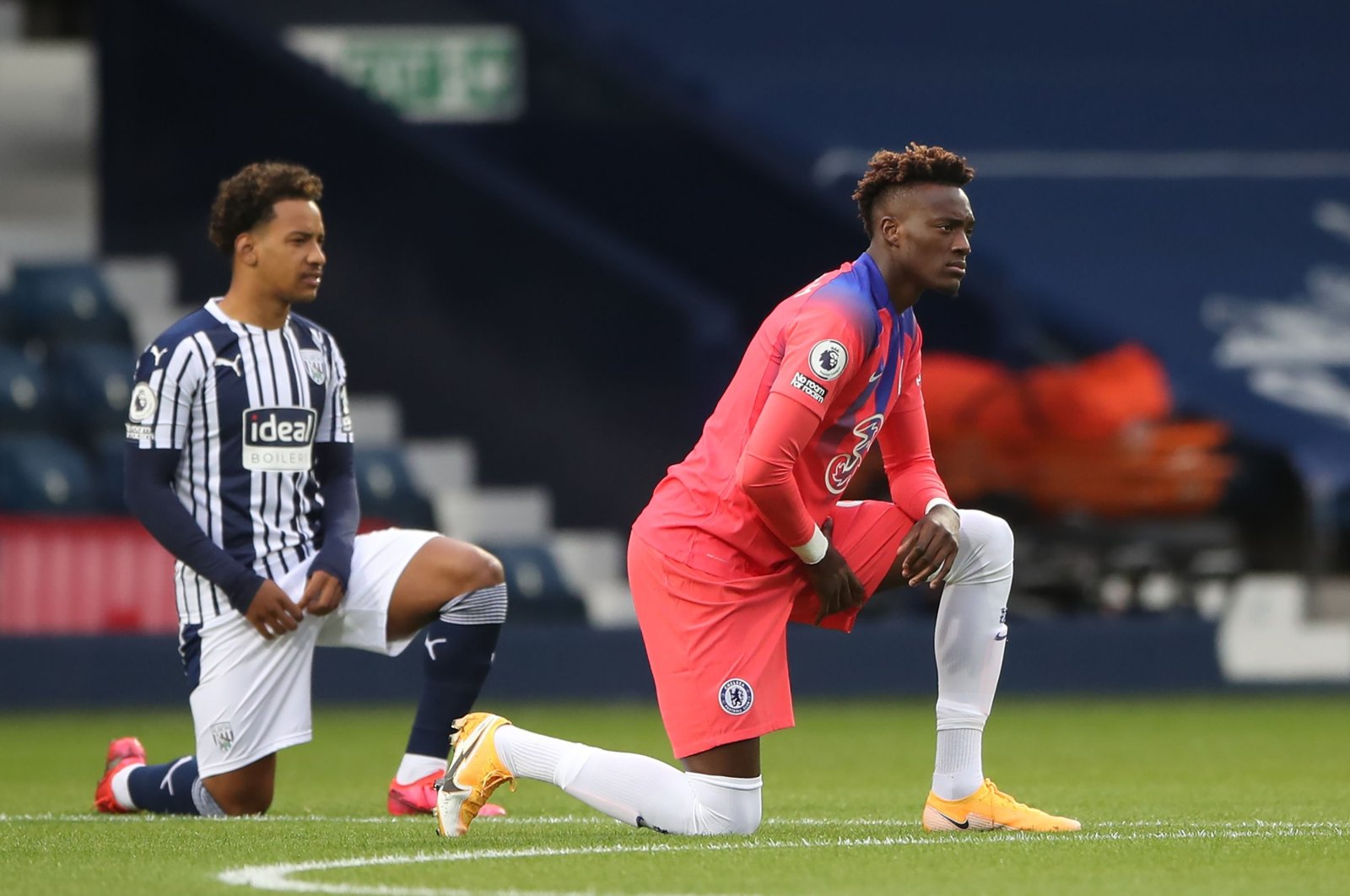 Chelsea's Tammy Abraham (R) takes a knee in support of an anti-racism campaign, in West Bromwich, England, Sept. 26, 2020. (AFP Photo)