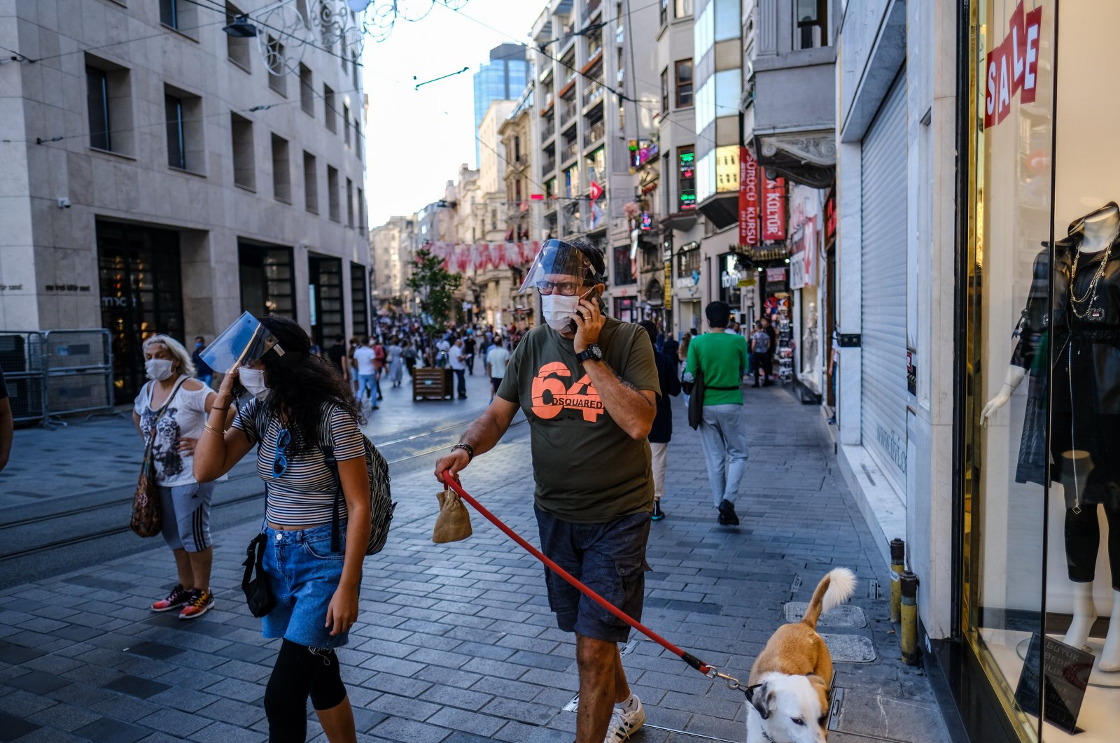 People with face masks walk on Istiklal Street in Istanbul, Turkey, Oct. 2, 2020. (Reuters Photo)
