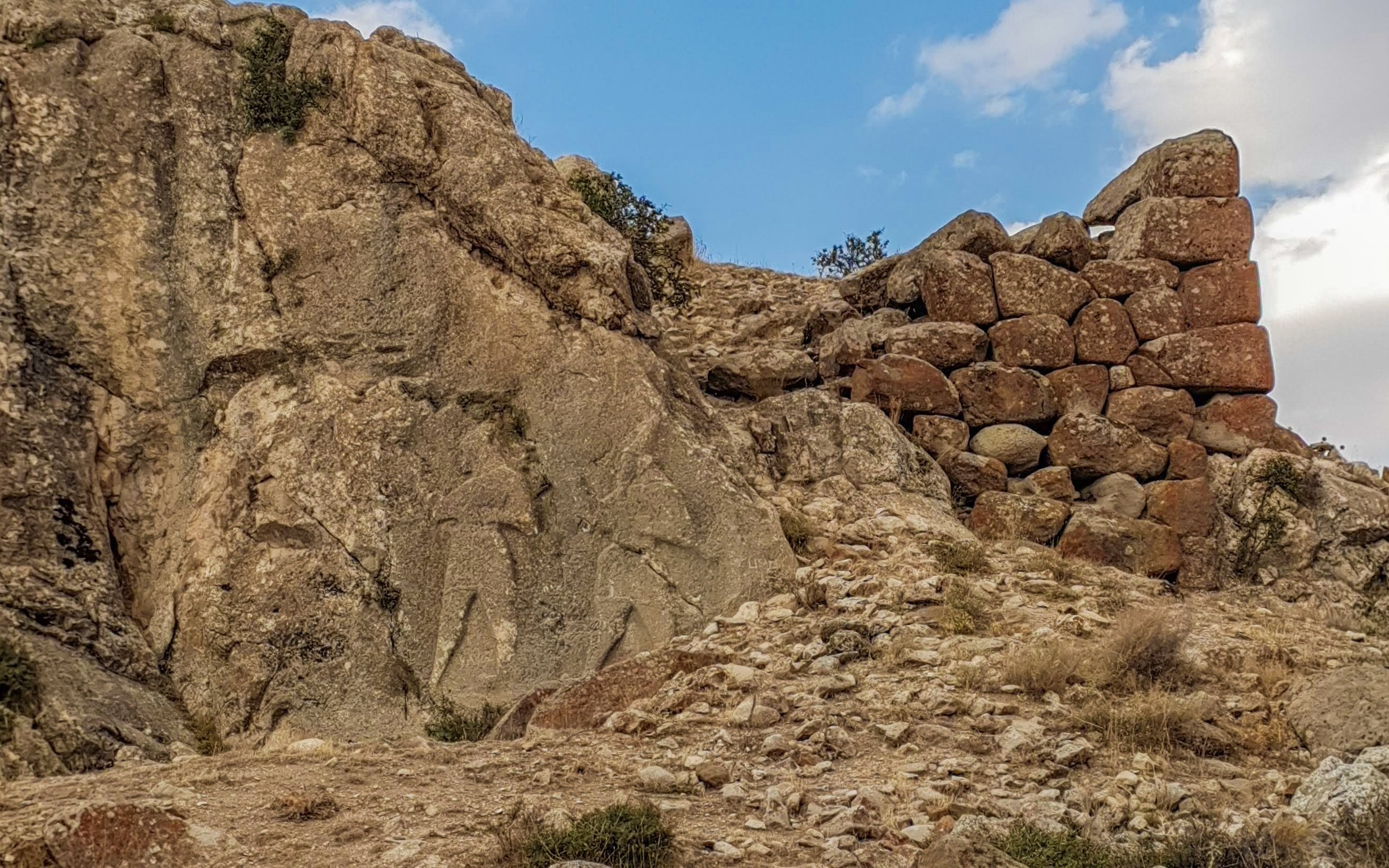 The reliefs of warriors on rocks and the walls of the Hittite castle. (Photo by Argun Konuk)