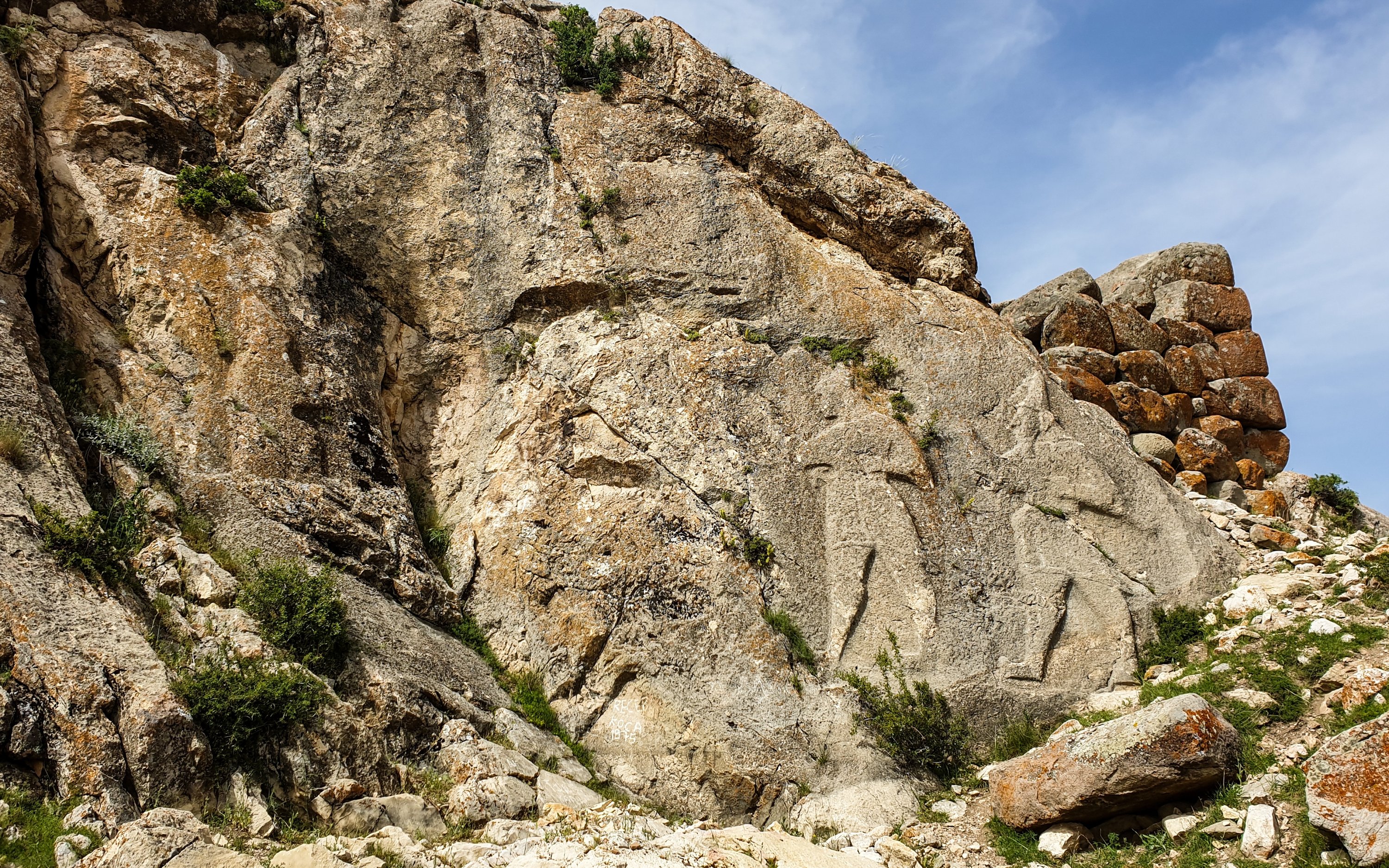 The reliefs of warriors on rocks and the walls of the Hittite castle. (Photo by Argun Konuk)
