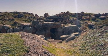 The path leading to the chamber at ruins of Gavurkale and its entrance in Haymana district, Ankara. (Photo by Argun Konuk)